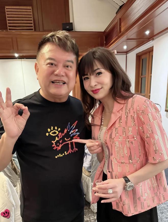 携手走过了, 格外引人瞩