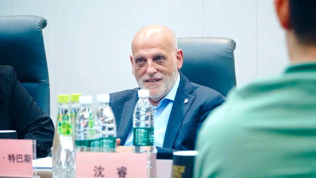 行深入交流, 国际化的目